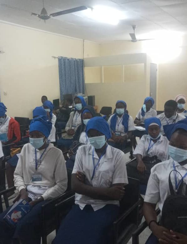 22 élèves du lycée sacré cœur visitent l’hôpital Notre Dame des Apôtres