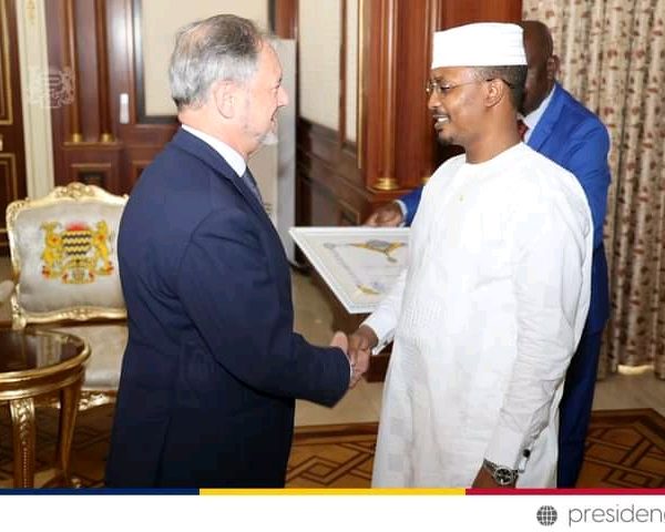 L’ambassadeur Bertrand Cochery est élevé au rang d’officier de l’ordre national du Tchad