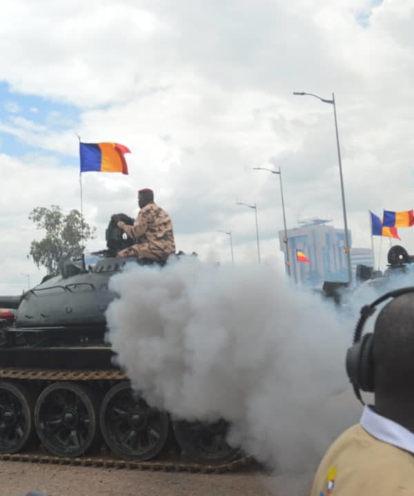 Défilé du 11 août : l’hymne nationale sonne faux et des vestiges de la 2ème guerre mondiale comme matériel de guerre