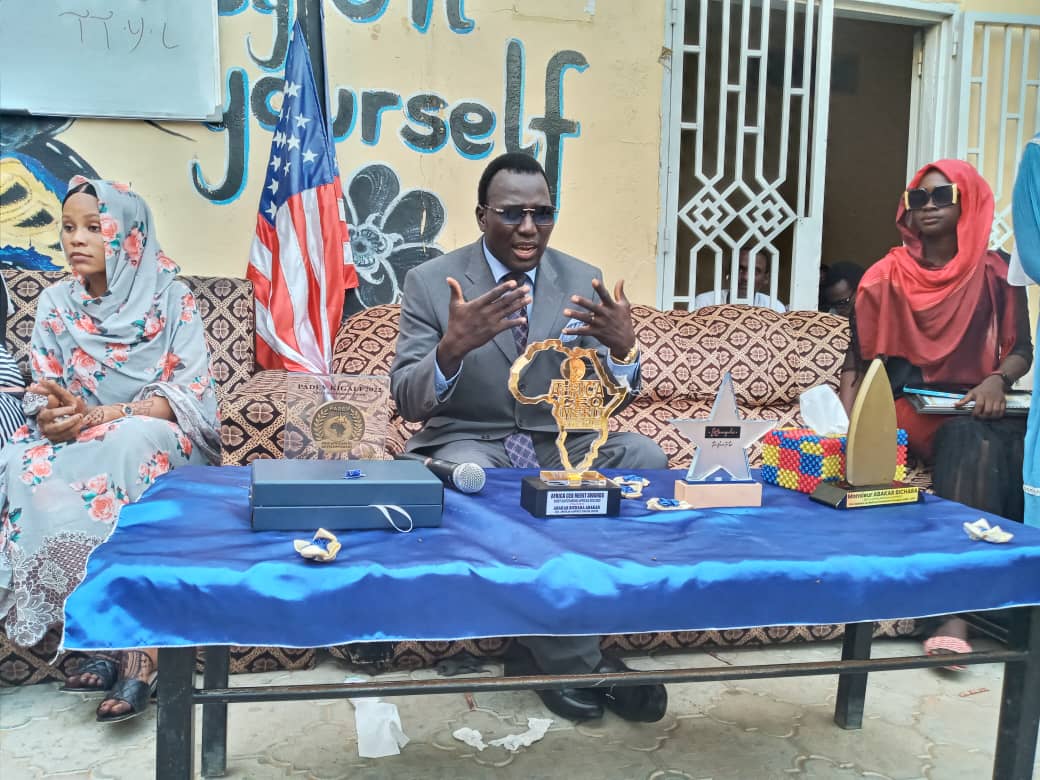 Le Directeur général du Centre Américain Happiness présente son trophée 1