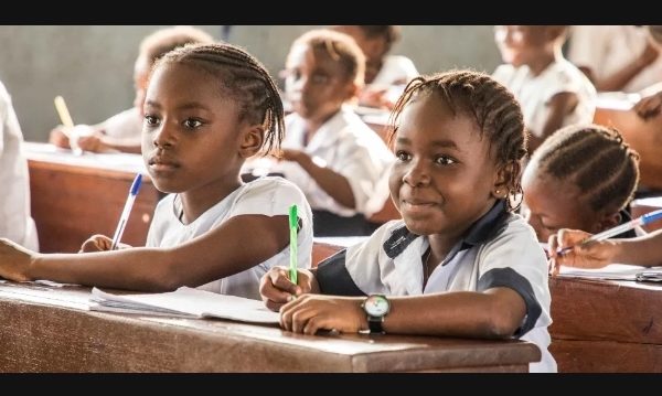 Afrique : la banque mondiale préconise les langues locales pour l’enseignement au primaire.