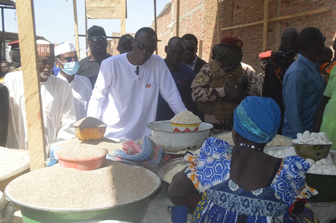 Vie chère : Dr Succès Masra effectue une descente au marché de Dembé 1