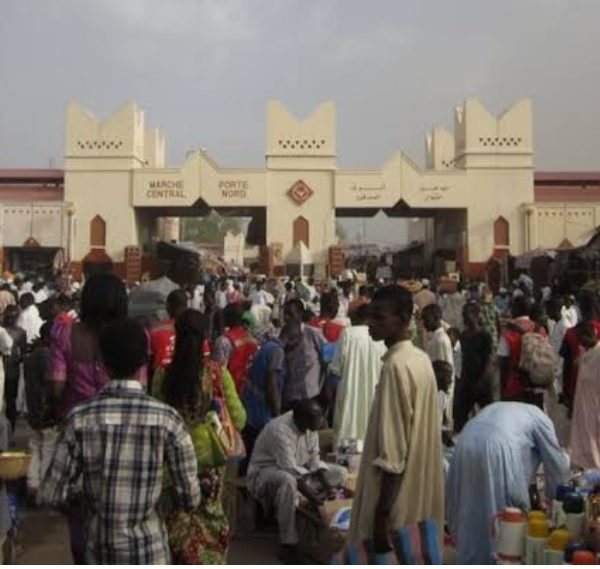 Fêtes de fin d&rsquo;année à Ndjamena : entre friperies et couturiers, la bataille des tenues