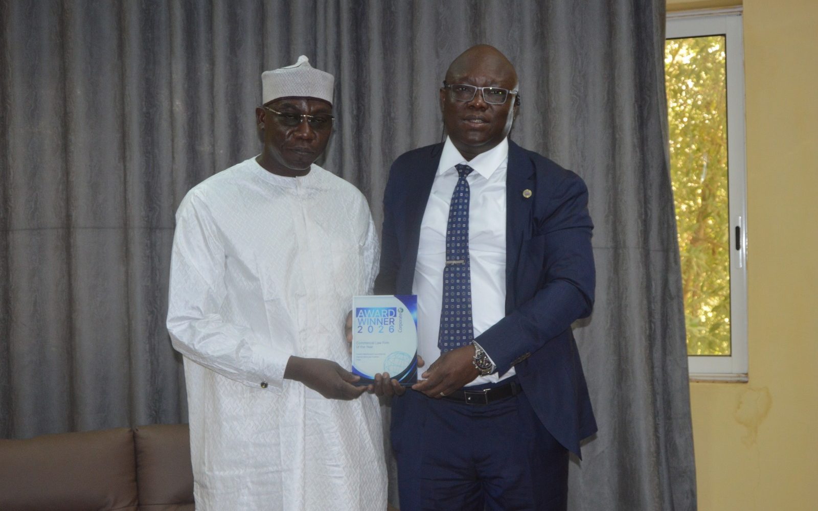 Distingué à l’international, Me Mbaïlassem Franklin présente son prix au ministre de la justice et au Bâtonnier du Tchad 1