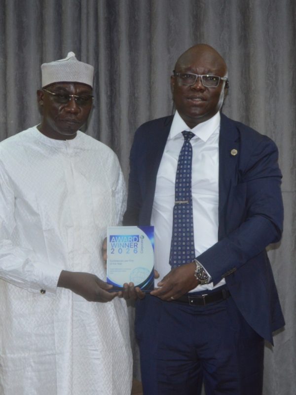 Distingué à l’international, Me Mbaïlassem Franklin présente son prix au ministre de la justice et au Bâtonnier du Tchad