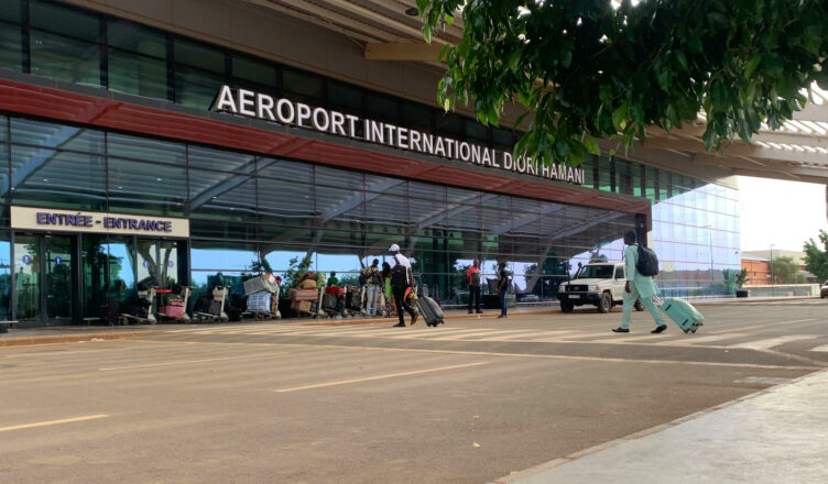 Niamey : 11 militaires et deux civils tués dans un assaut contre l’aéroport 1 Niamey : 11 militaires et deux civils tués dans un assaut contre l’aéroport 1
