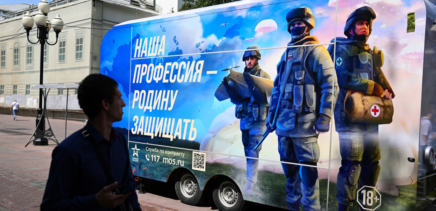 Amnesty International qualifie le recrutement de ressortissants étrangers par la Russie pour combattre en Ukraine de « traite des êtres humains ». 1 Amnesty International qualifie le recrutement de ressortissants étrangers par la Russie pour combattre en Ukraine de « traite des êtres humains ». 1
